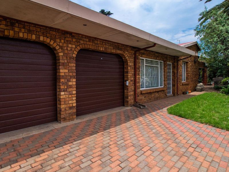 Charming Facebrick home in Mackenzie Park - Photo 3
