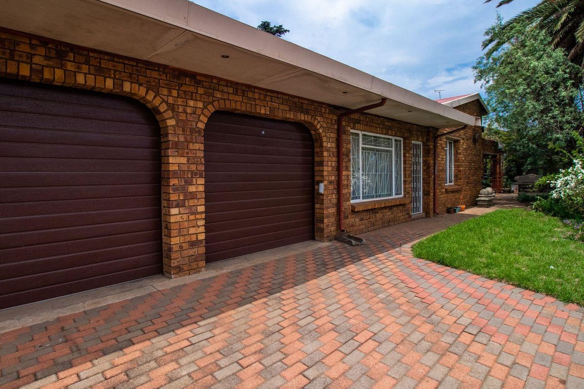 Charming Facebrick home in Mackenzie Park - Photo 3
