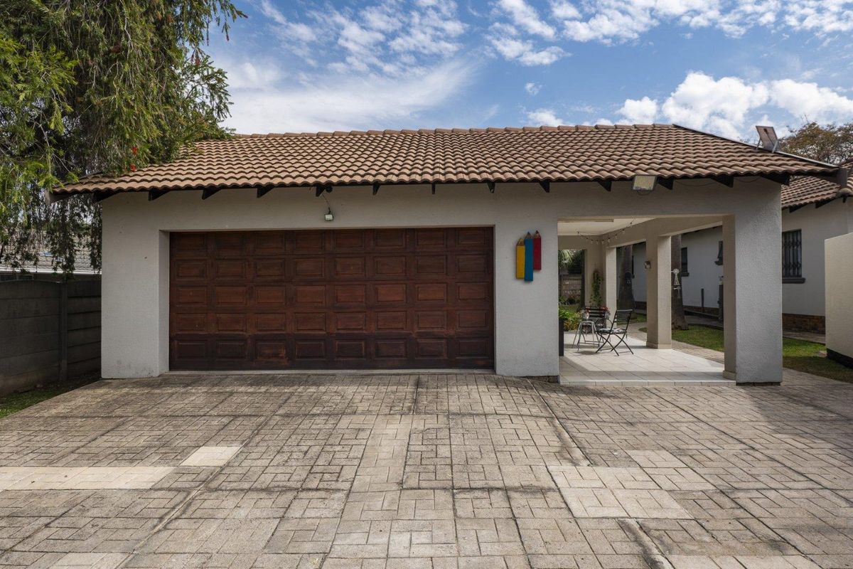 URGENT SALE.  Immaculate 3 bedroomed home with a exquisite spacious 2 bedroomed Flat/Second dwelling - Photo 3