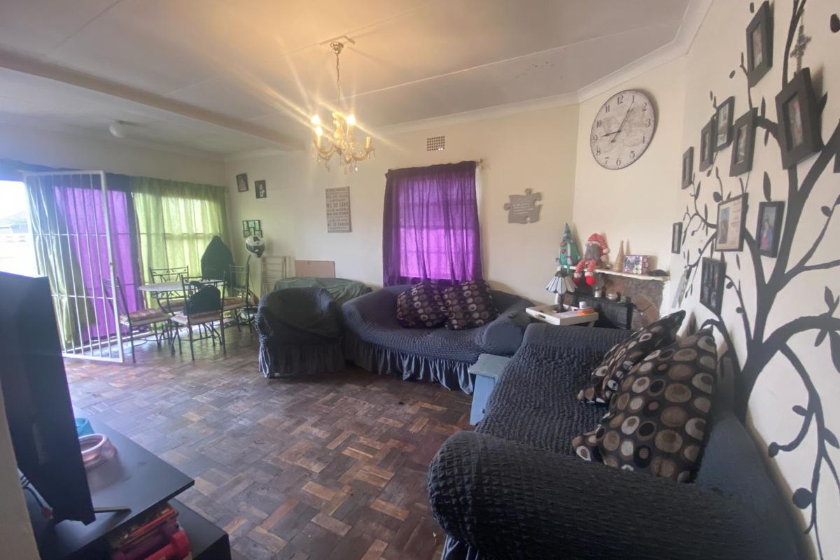 Charming 3 Bedroom home with splash pool for sale - Photo 3