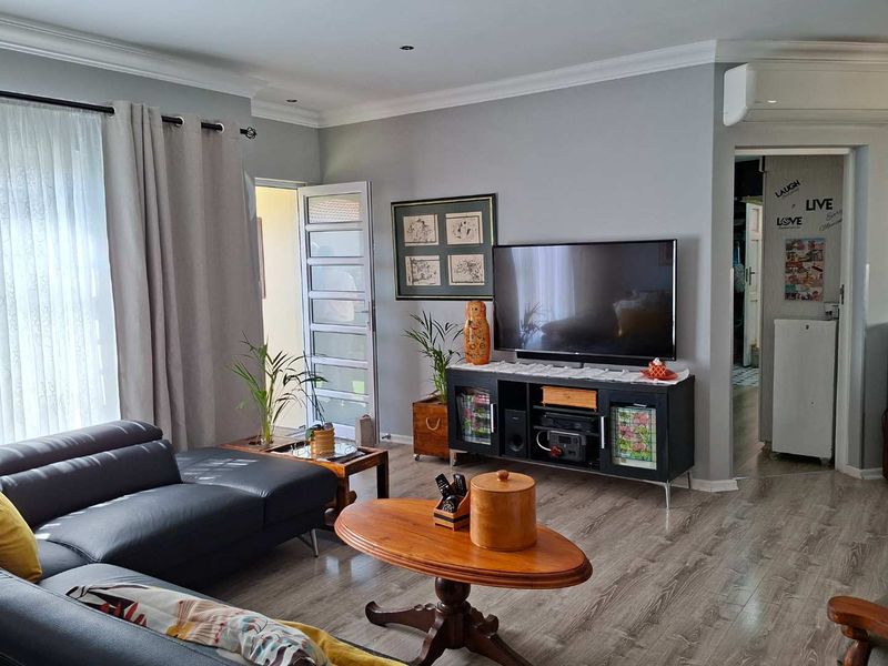 Beautiful home in secure estate - R1 650 000 - Photo 10
