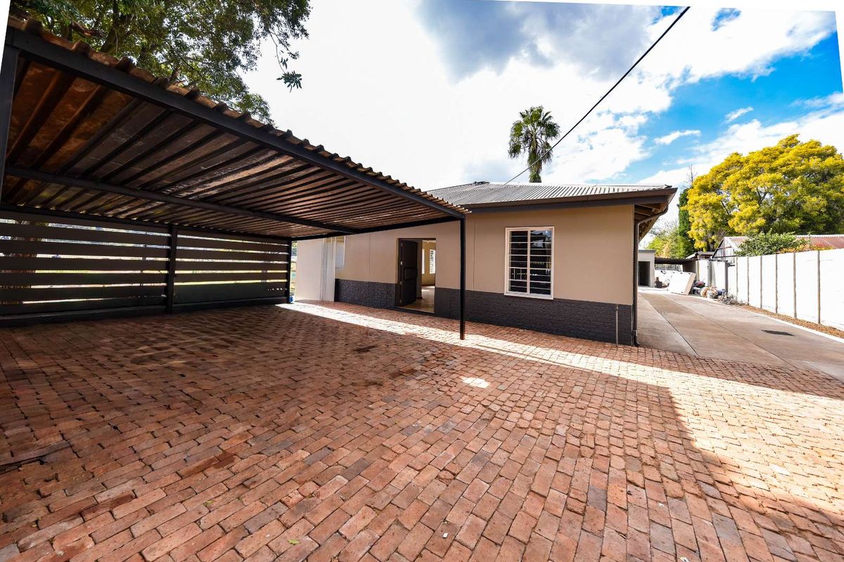 Newly renovated three bedroom home with a flatlet - Villieria - Photo 2