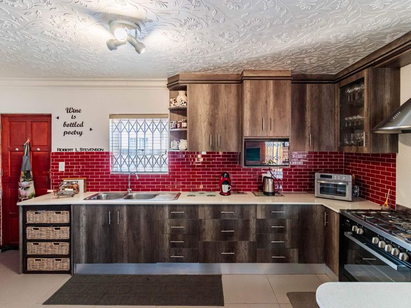 Immaculate Family Home with Expansive Garden - Photo 7