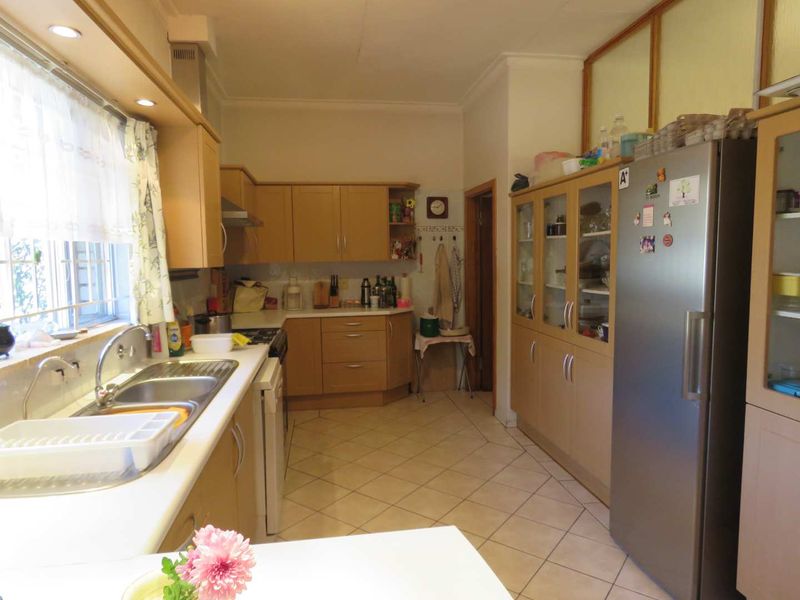 Spacious 4-Bed Home with Pool, Double Garage & Solar Power - Photo 8