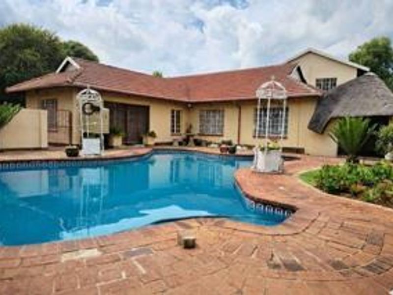 Spacious 3-Bedroom Family Home with Private 2-Bedroom Flatlet - Photo 1