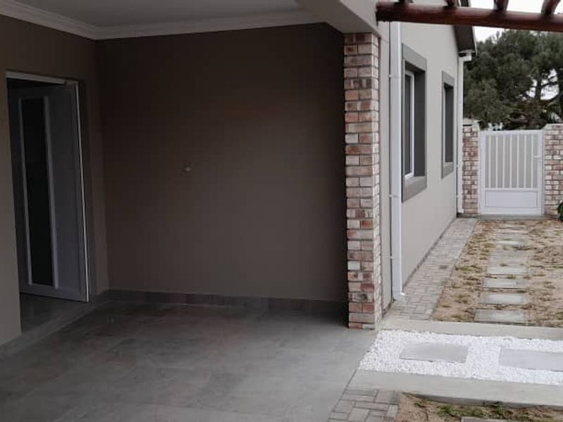 NEWLY RENOVATED FAMILY HOUSE IN A VERY QUIET  CUL DE SAC - Photo 7