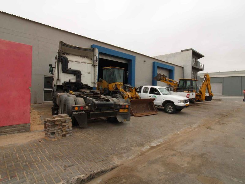 Light Industrial Property offering 2 Warehouse sections plus offices! - Photo 4