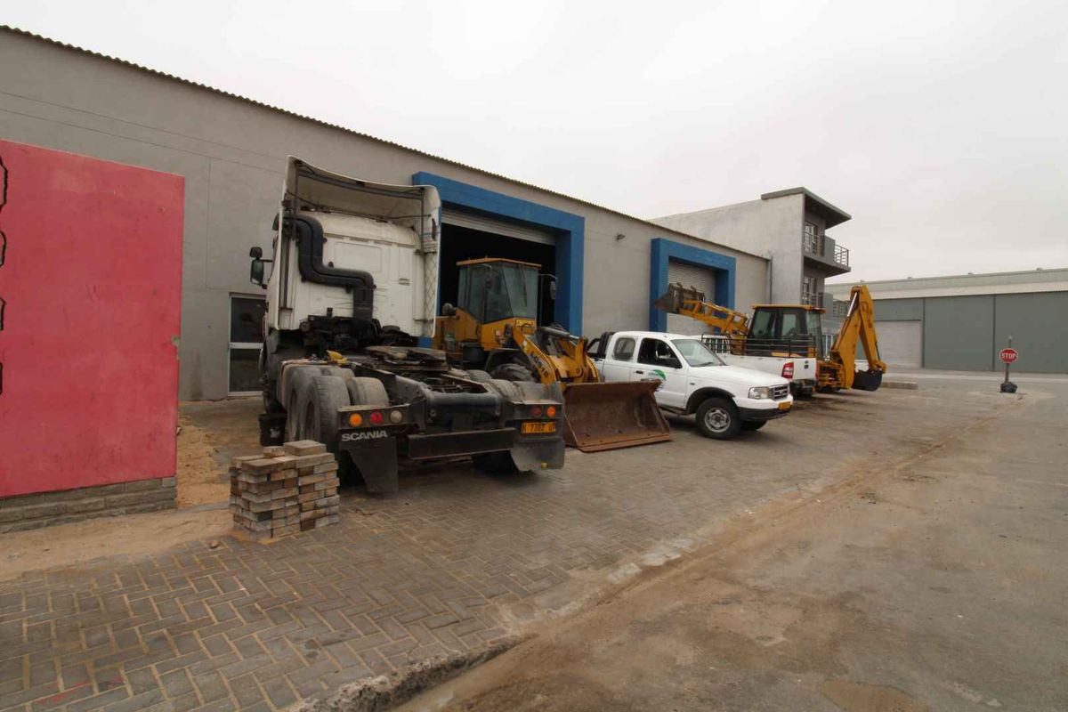 Light Industrial Property offering 2 Warehouse sections plus offices! - Photo 4