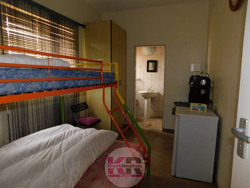 Henties Bay: Home with 3 Flats - Photo 9