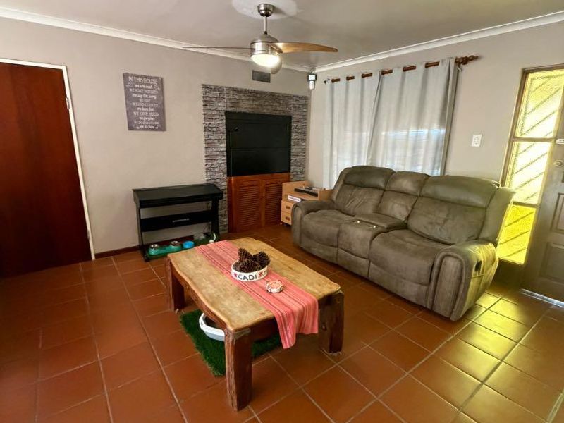 3 Bedroom House For Sale In Soneike, Kuils River - Photo 6