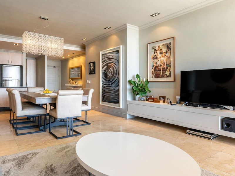 Oceanfront Elegance: Luxury Living in the Heart of Mouille Point - Photo 10