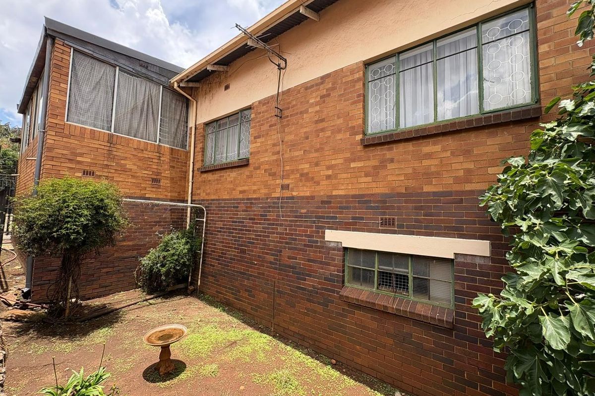 Fabulous Family Home on the Border of Oakdene! - Photo 2