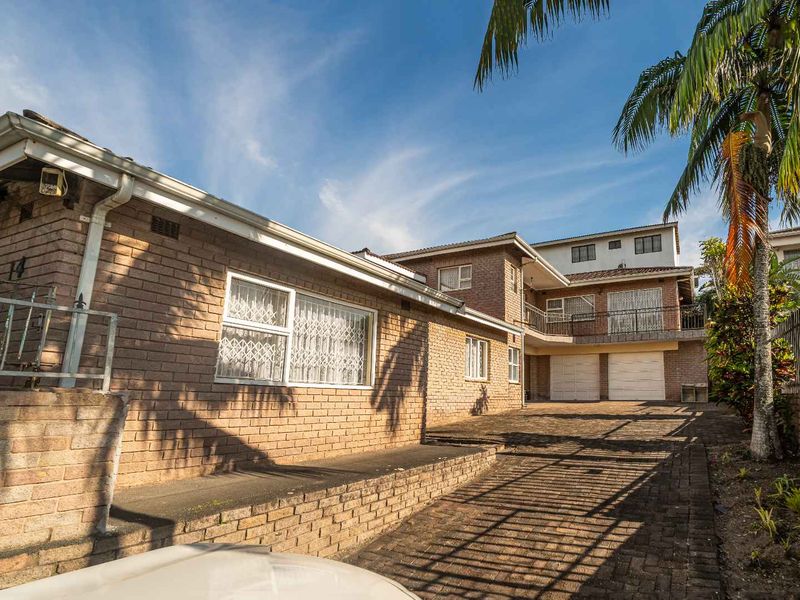 Spacious, Sea Views and Income Generating Family Home - Photo 2