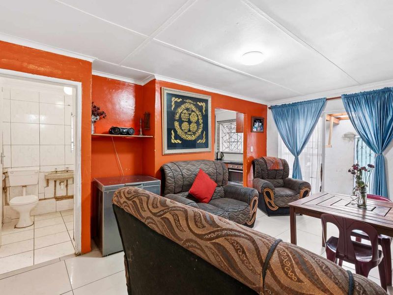 FREE STANDING ENCLOSED CORNER HOME - IN BEACON VALLEY - Photo 2