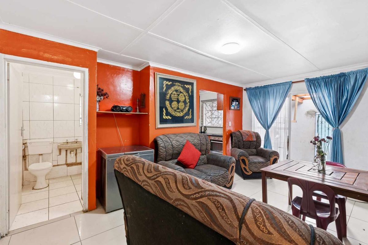 FREE STANDING ENCLOSED CORNER HOME - IN BEACON VALLEY - Photo 2