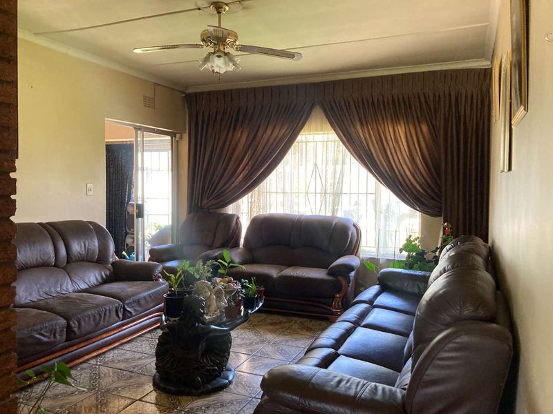 Stunning Family Home in Boomed off Area - Photo 2