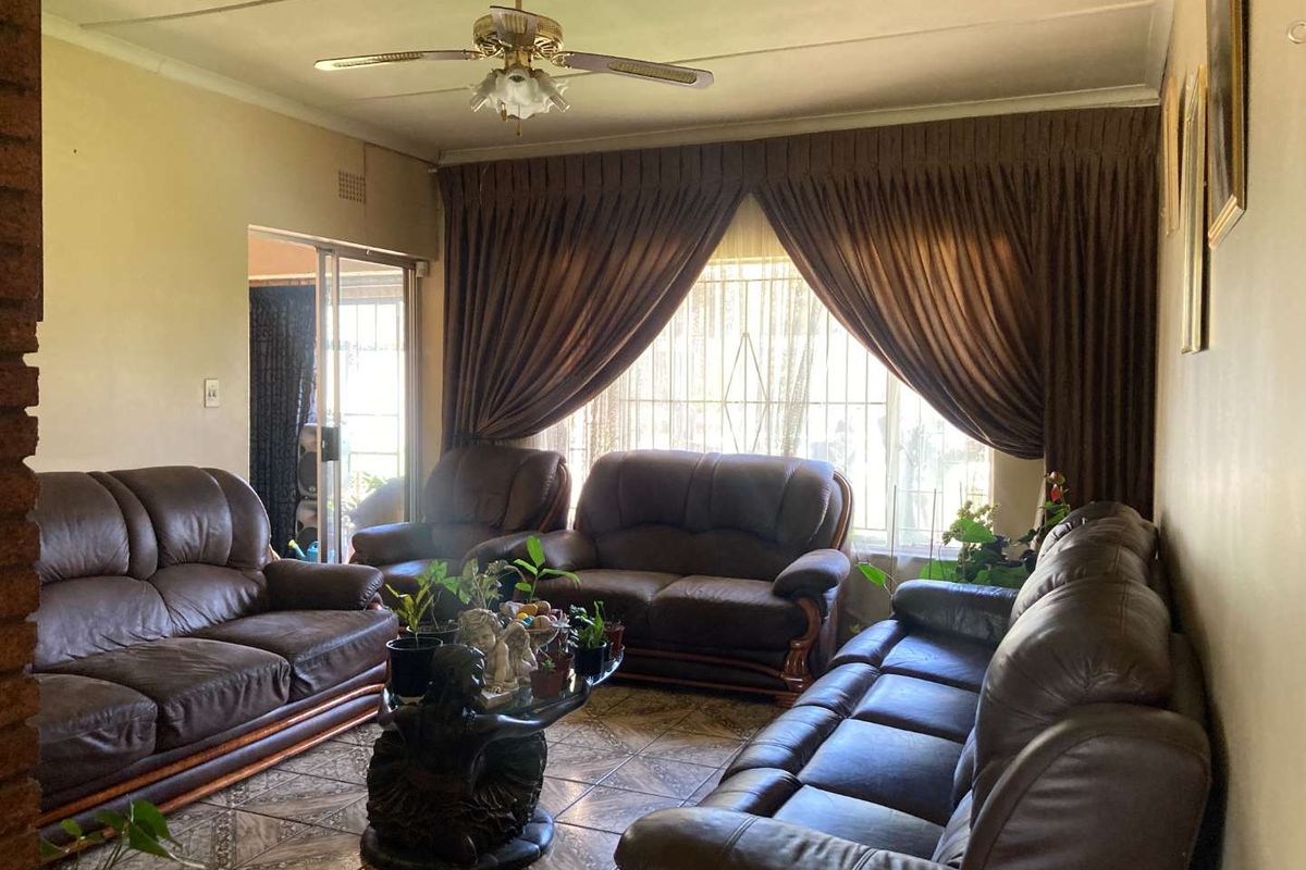 Stunning Family Home in Boomed off Area - Photo 2