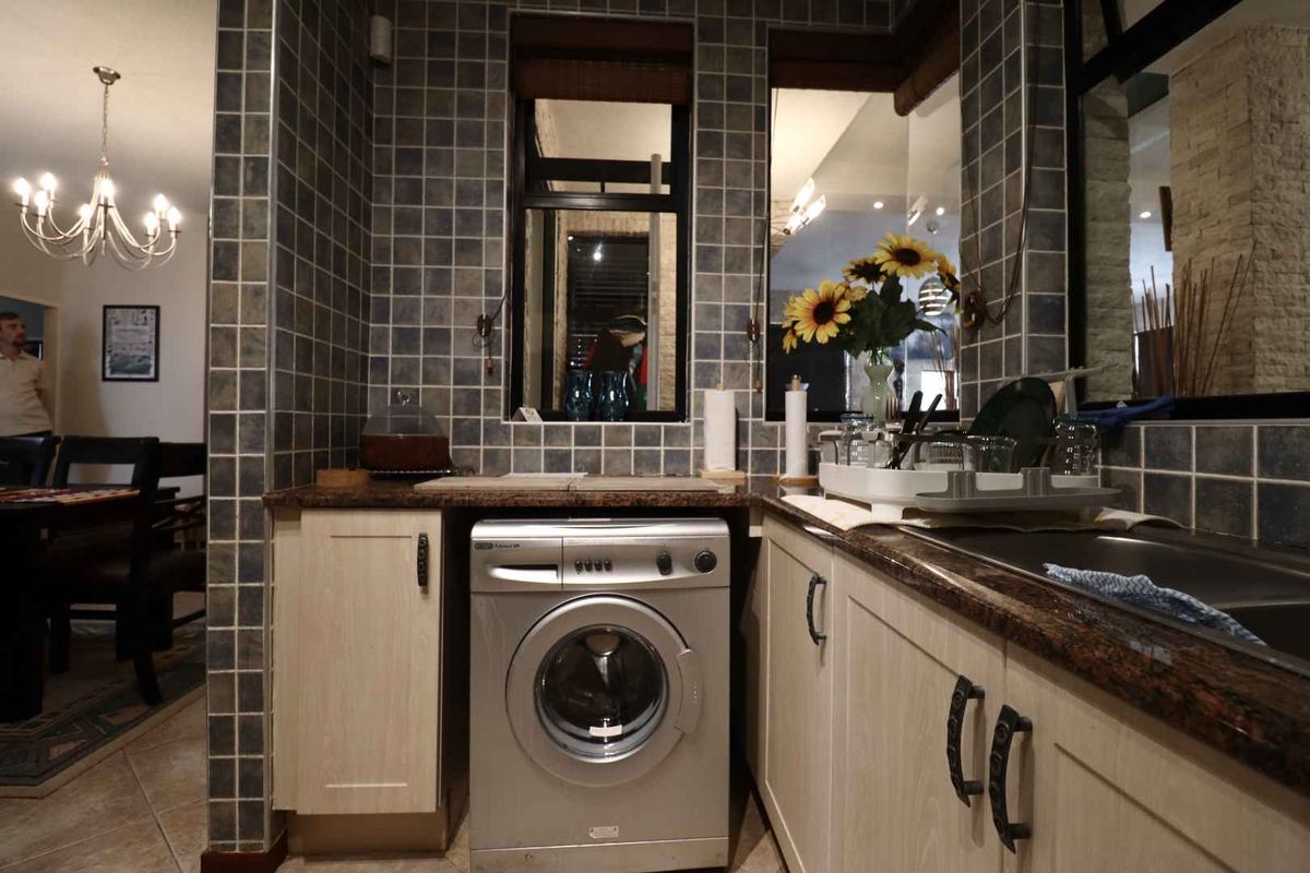 Spacious 4-Bedroom Sea-View Townhouse for Sale in Vogelstrand, Swakopmund - Photo 3