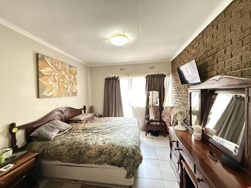 Prime 3 Bedroom Townhouse in Constantia Kloof with Solar and Double Garage - Photo 9