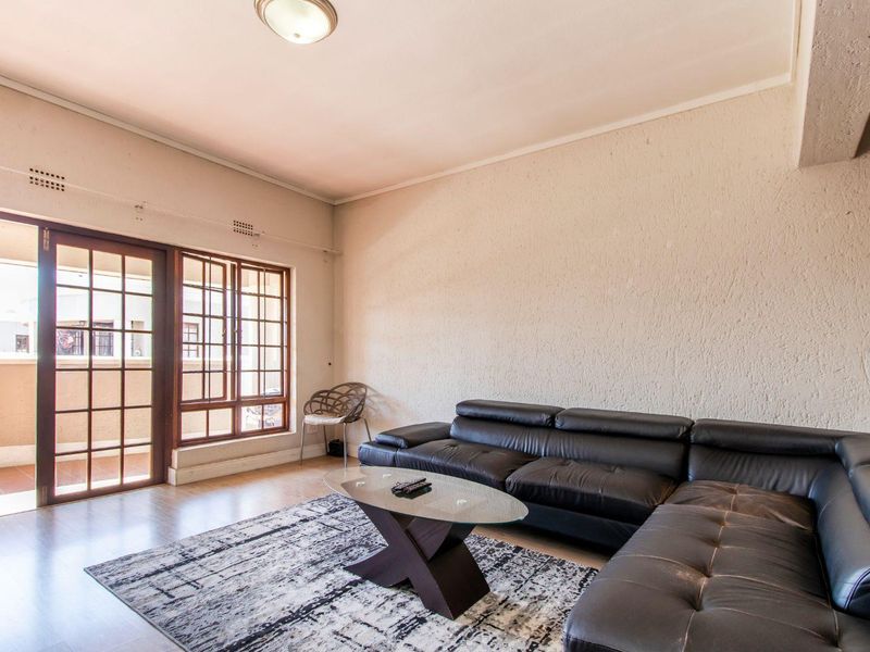 BRILLIANTLY PRICED 2 BED APARTMENT - Photo 2