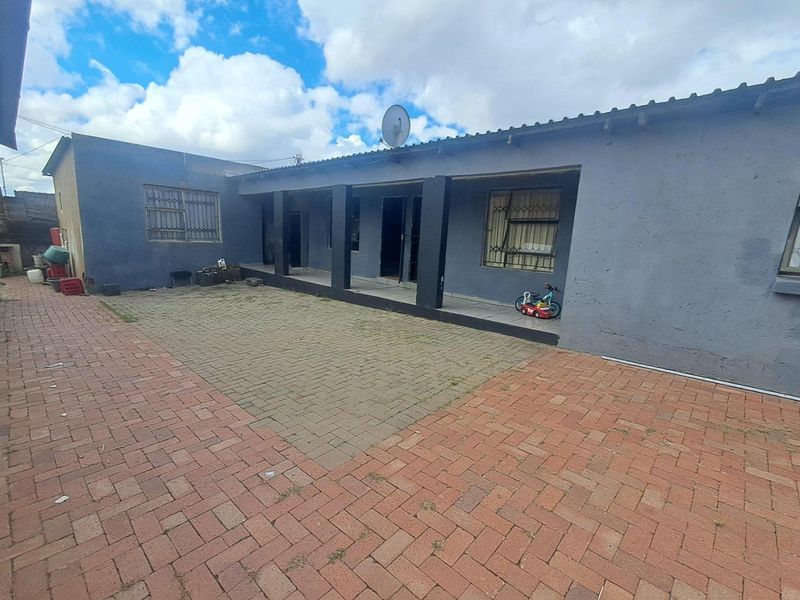 3 BEDROOM HOUSE WITH 6 FLATLETS IN EBONY PARK EXT 6 - Photo 9