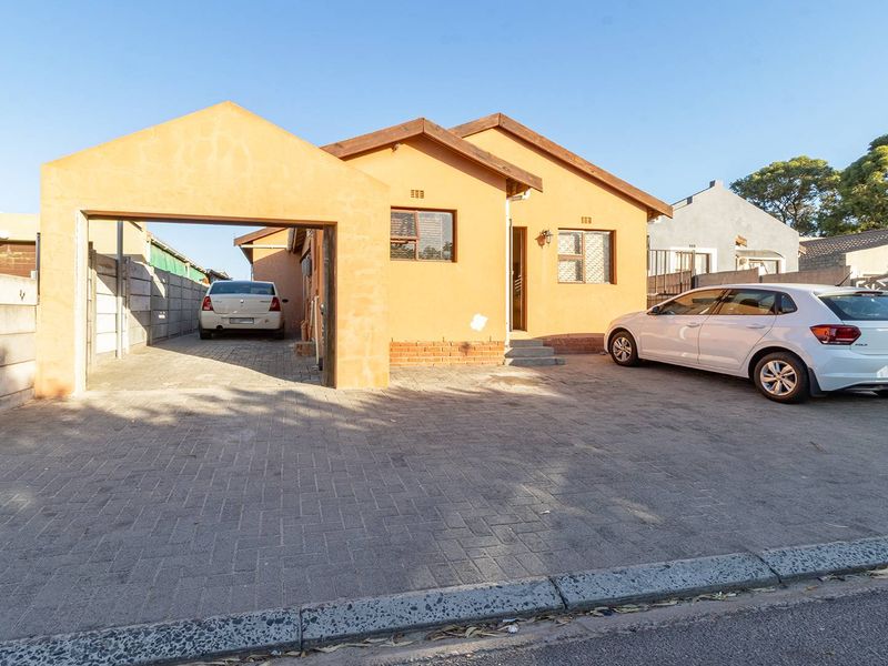 Spacious 2-Bedroom Home with Self-Contained 2-Bedroom Flat – Ideal for Families or Investment - Photo 3