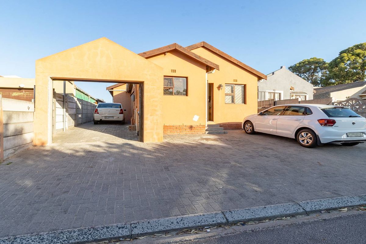 Spacious 2-Bedroom Home with Self-Contained 2-Bedroom Flat – Ideal for Families or Investment - Photo 3
