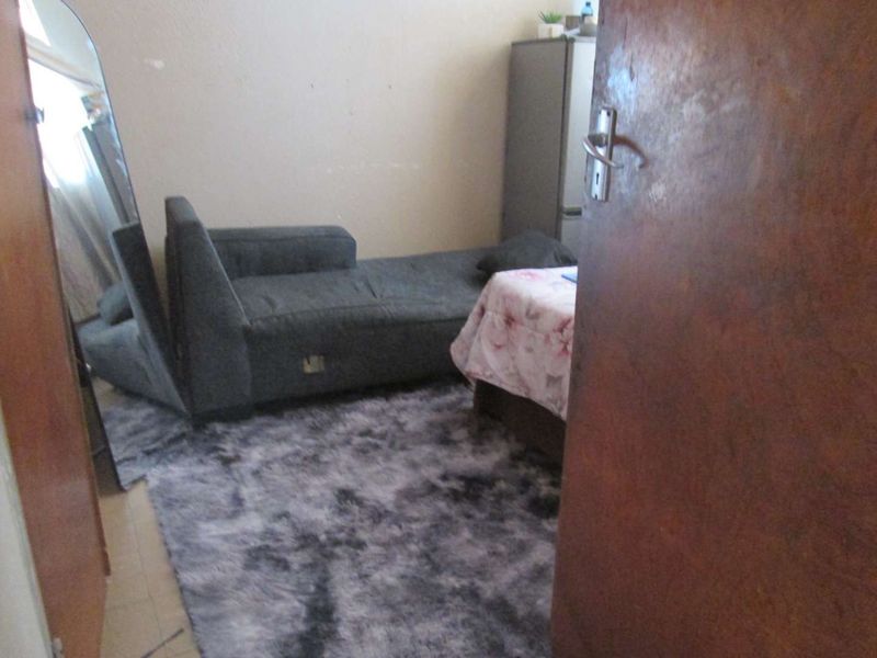 BEAUTIFUL AND NEAT [2] TWO BEDROOMS APARTMENT FOR SALE IN SUNNYSIDE [ JAN FE CELLIERS FLATS ] - Photo 8