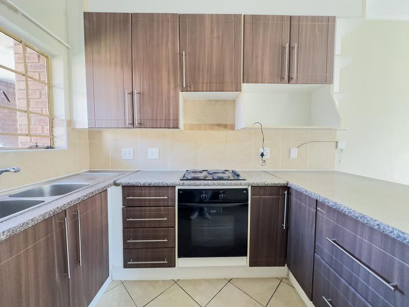 2 Bedroom Townhouse with Private Garden - Photo 8