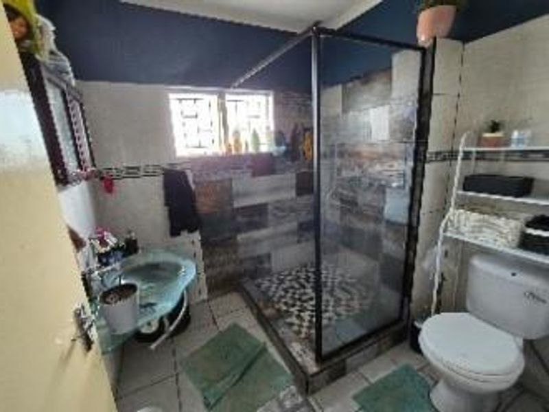 Perfect Starter Home: 2 Beds, 1 Bath, Built-In Cupboards - Photo 3