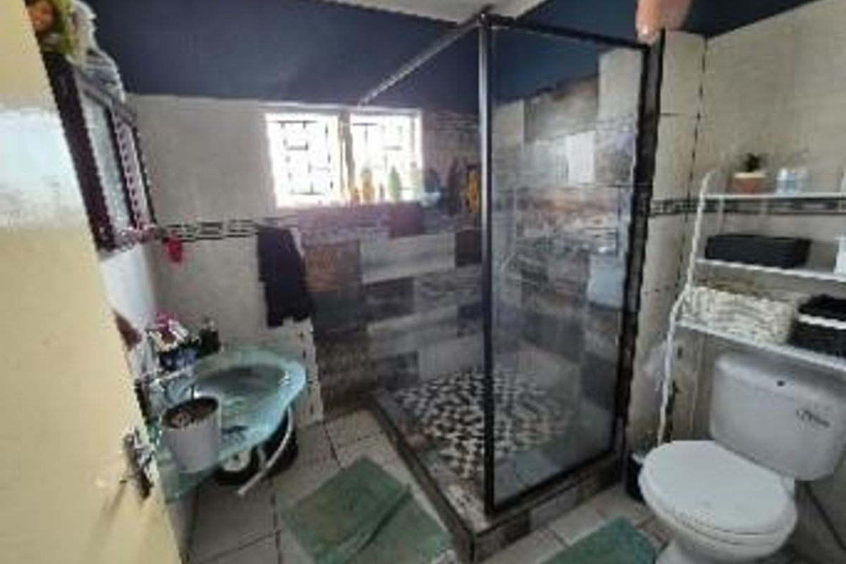 Perfect Starter Home: 2 Beds, 1 Bath, Built-In Cupboards - Photo 3