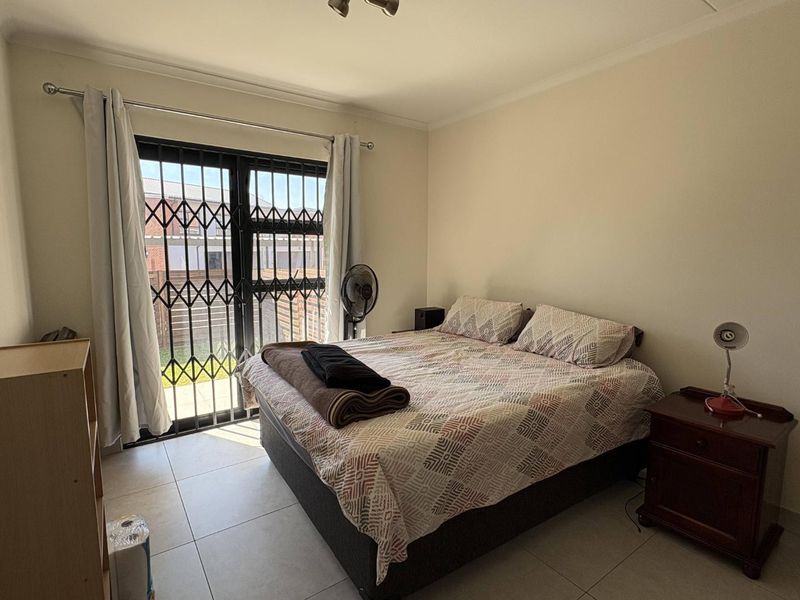 Groundfloor unit in the Sought after Cherry Blossom complex - Photo 5