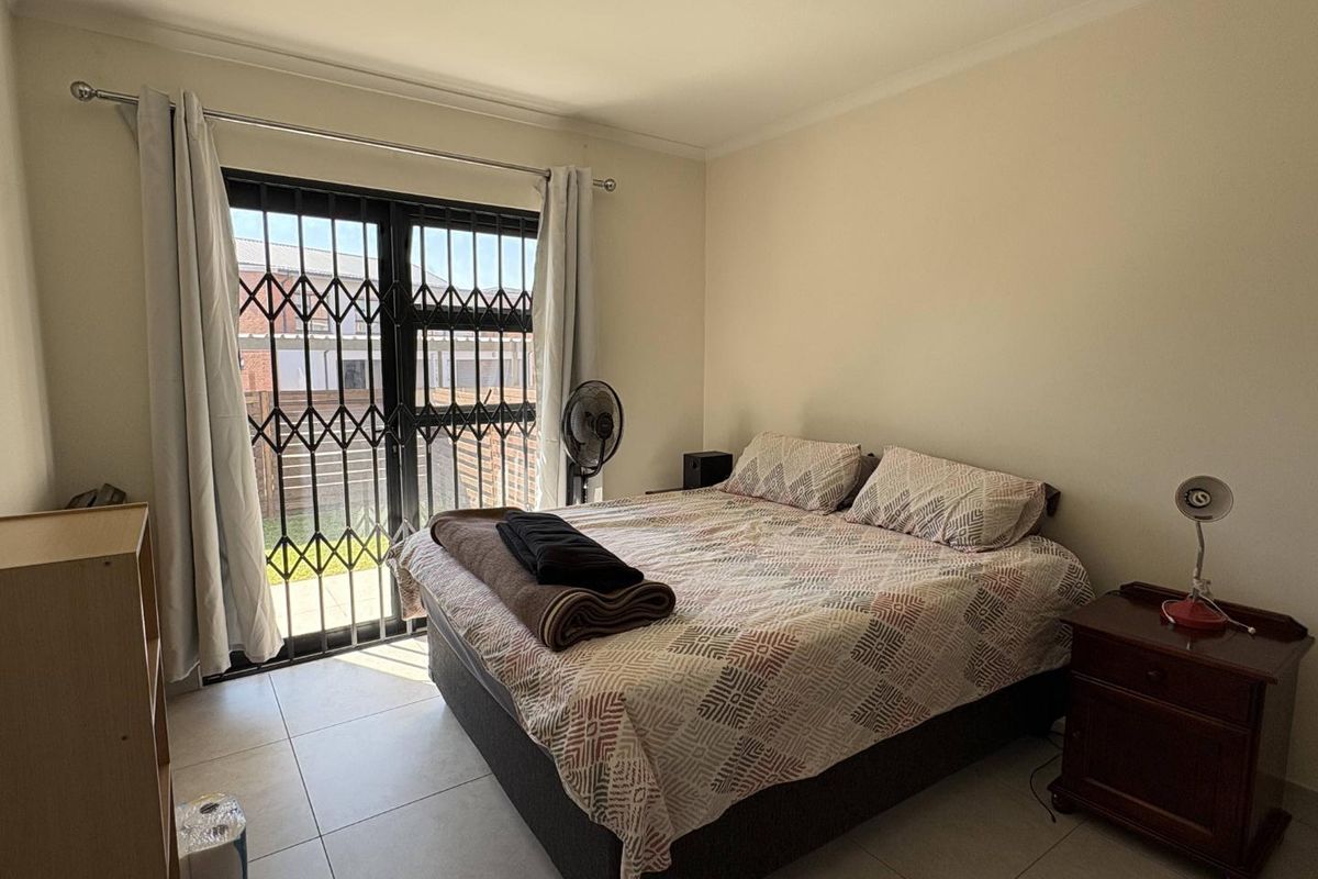 Groundfloor unit in the Sought after Cherry Blossom complex - Photo 5