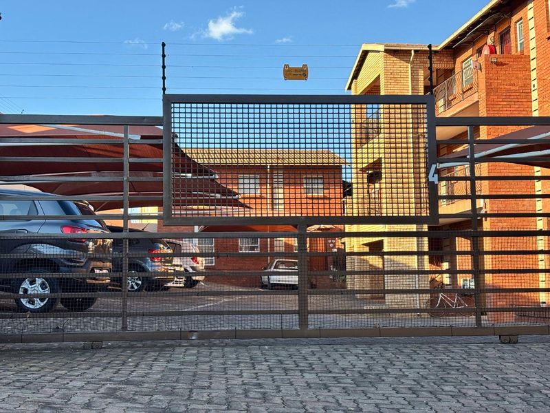 Ground-Floor 2-Bedroom Apartment with Private Garden in an Exclusive 10-Unit Complex - Photo 2
