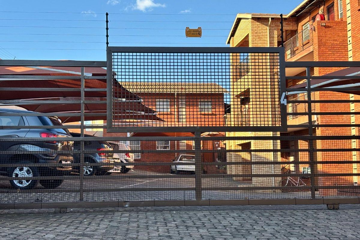 Ground-Floor 2-Bedroom Apartment with Private Garden in an Exclusive 10-Unit Complex - Photo 2