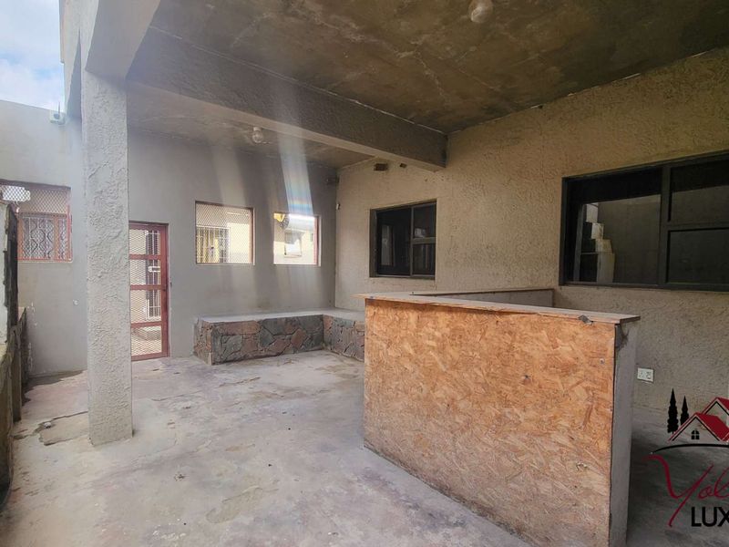 SPACIOUS AND WELL MAINTENAED FAMILY HOME - Photo 10
