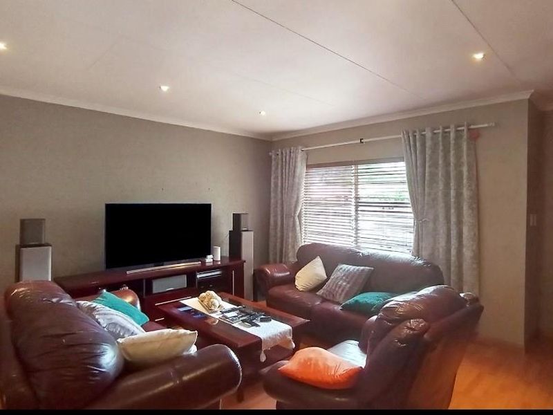 Charming Cluster Home - Photo 3