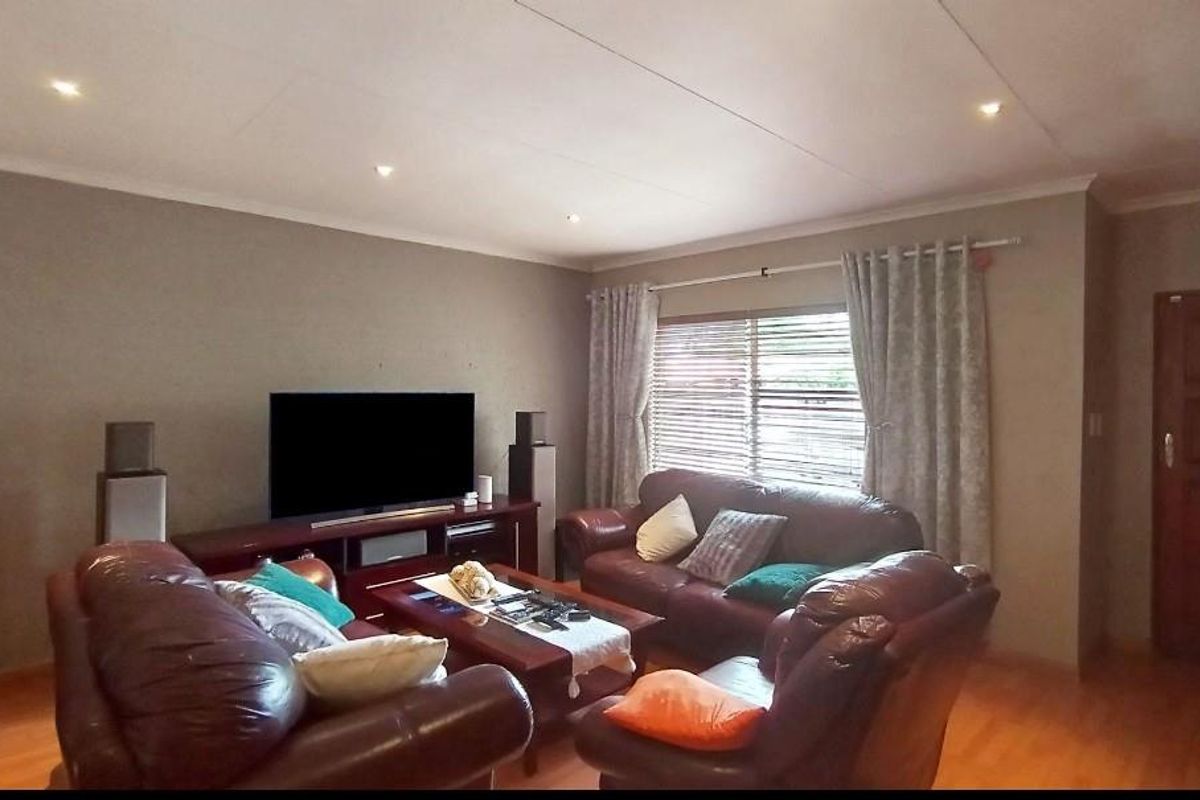 Charming Cluster Home - Photo 3