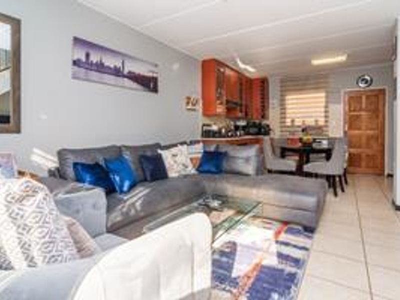 Modern 3-bedroom duplex townhouse with scenic balcony views - Photo 7