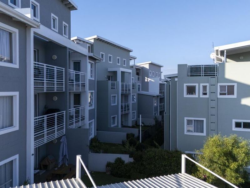 SPACIOUS 3-BEDROOM FIRST-FLOOR UNIT IN SECURE PAULSHOF COMPLEX - Photo 9