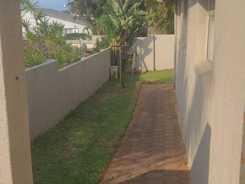 Pet Friendly Cottage with Private Yard and 2 Parkings - Photo 6