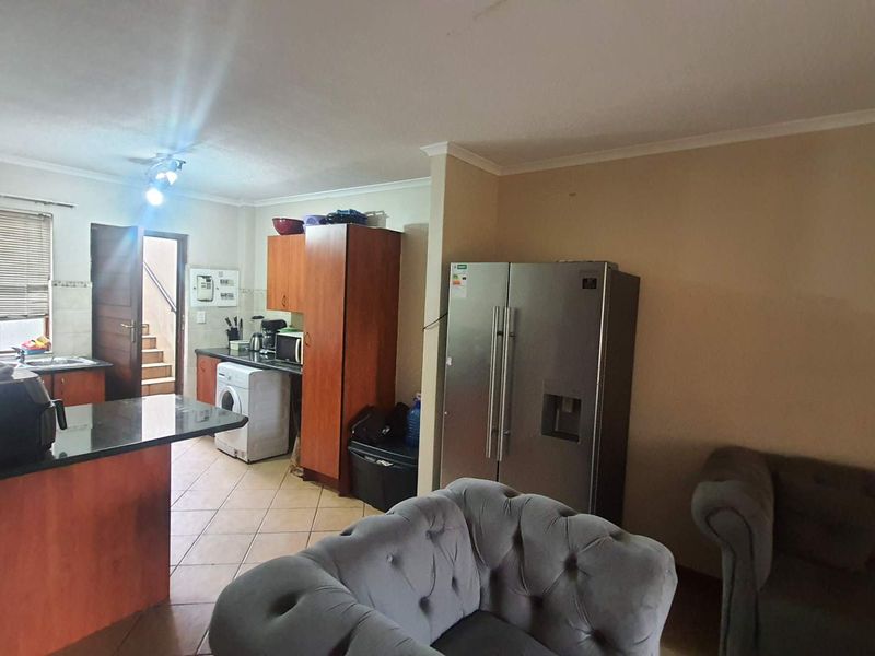 **Charming 2-Bedroom Apartment with Modern Amenities** - Photo 9