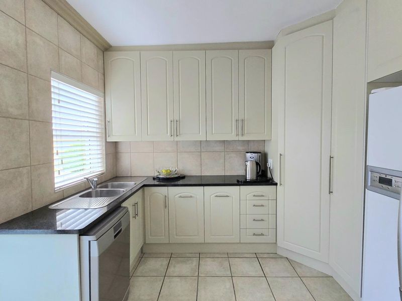 Stunning Double-Storey Home in Kleinbaai with Golf Course, Sea, and Mountain Views - Photo 6