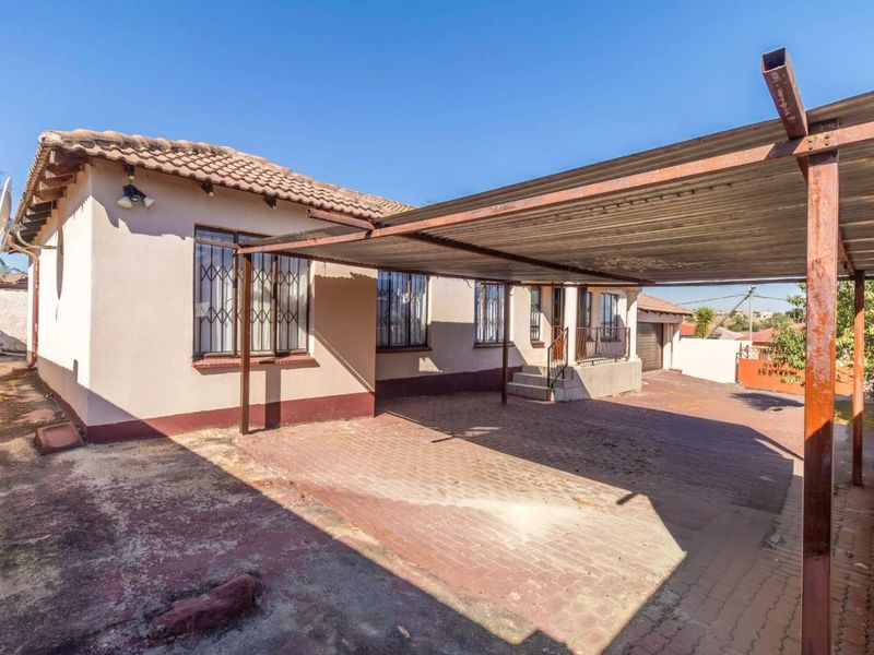 4 Bedroom House for Sale in Cosmo City - Photo 2