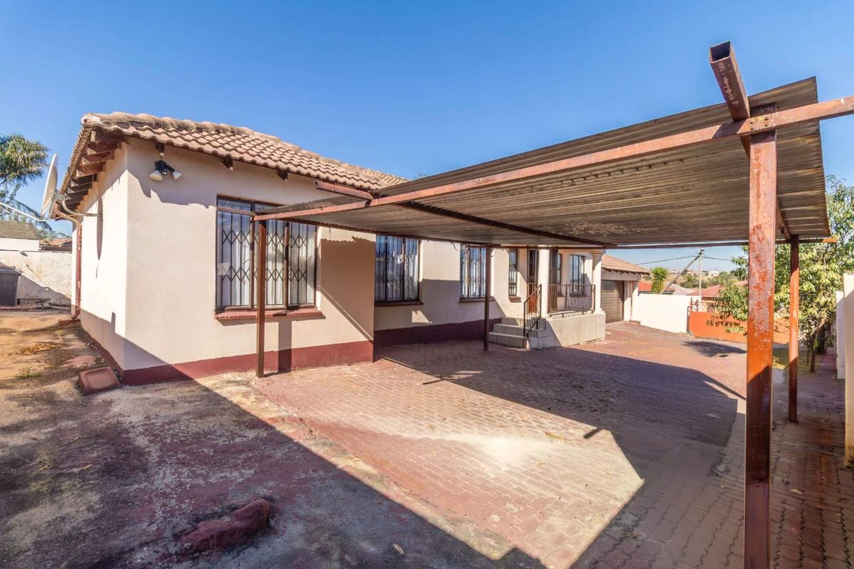 4 Bedroom House for Sale in Cosmo City - Photo 2