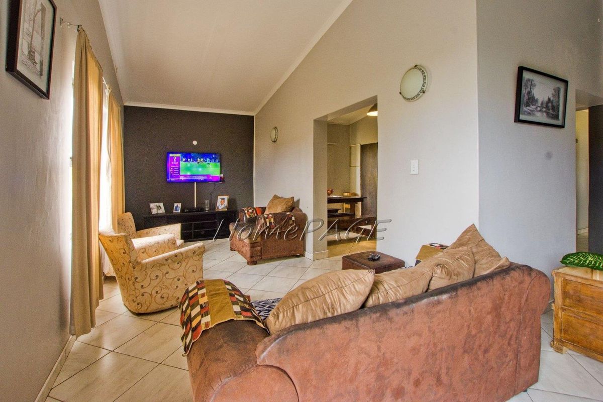 Narraville, Walvis Bay:  3 Bedroom house with flat for sale - Photo 4