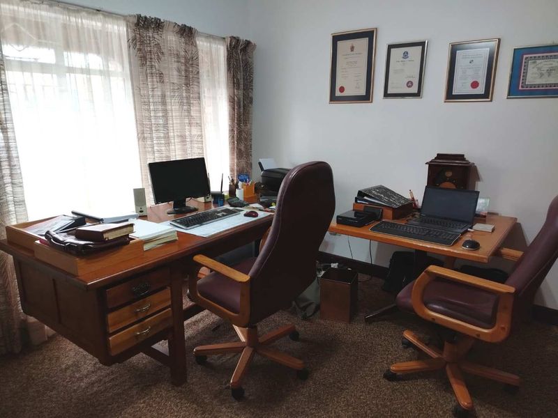 Family home with work from home facilities - Photo 7