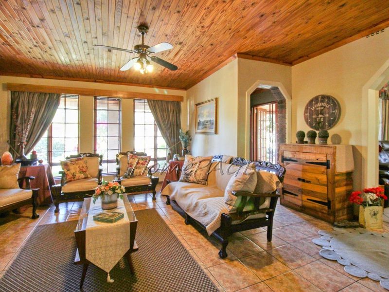 Otjiwarongo:  Beautiful and pristine 3- bedroom house with a beautiful well-kept garden and a detached 2- bedroom flat - Photo 8