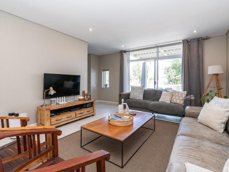 Stylish 3 Bed | 2.5 Bath | Garage + Covered Parking | in secure Somerset Lakes - Photo 7