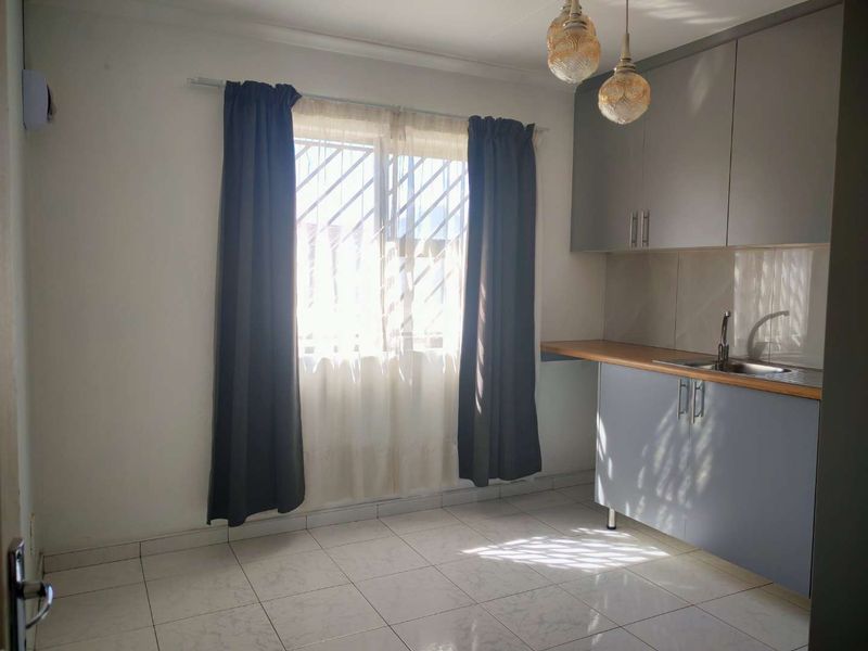 Prime Location & Stunning Views: Your New Home Awaits! - Photo 4